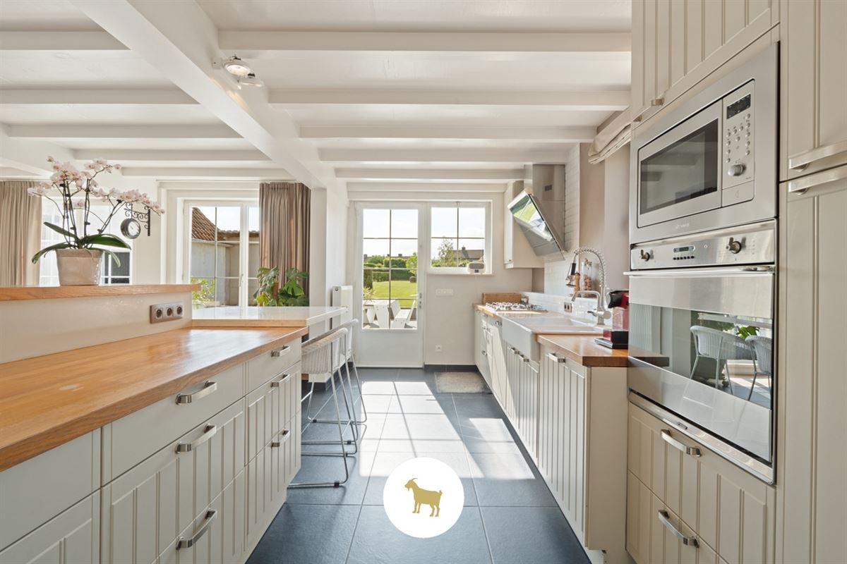 Ruime, INSTAPKLARE OPEN BEBOUWING met 3 SLAAPKAMERS, BUREAU en losstaande GARAGE op een PERCEEL van 1.180m²