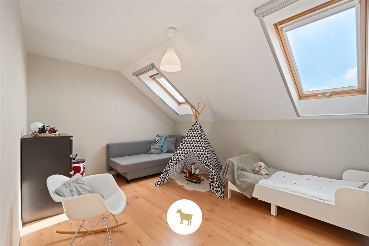 Ruime, INSTAPKLARE OPEN BEBOUWING met 3 SLAAPKAMERS, BUREAU en losstaande GARAGE op een PERCEEL van 1.180m²