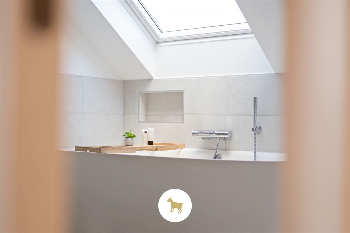 Ruime, INSTAPKLARE OPEN BEBOUWING met 3 SLAAPKAMERS, BUREAU en losstaande GARAGE op een PERCEEL van 1.180m²