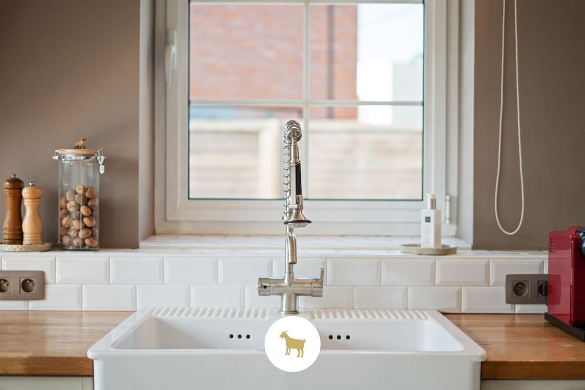 Ruime, INSTAPKLARE OPEN BEBOUWING met 3 SLAAPKAMERS, BUREAU en losstaande GARAGE op een PERCEEL van 1.180m²