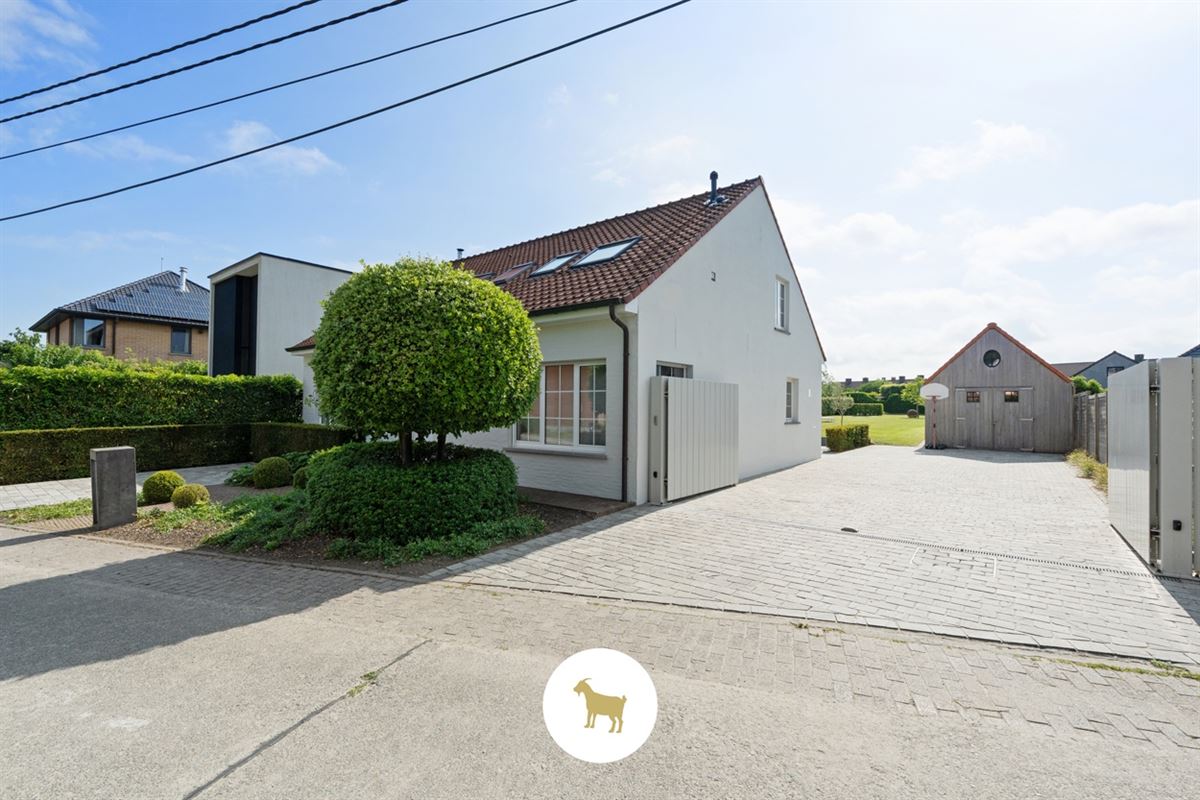 Ruime, INSTAPKLARE OPEN BEBOUWING met 3 SLAAPKAMERS, BUREAU en losstaande GARAGE op een PERCEEL van 1.180m²