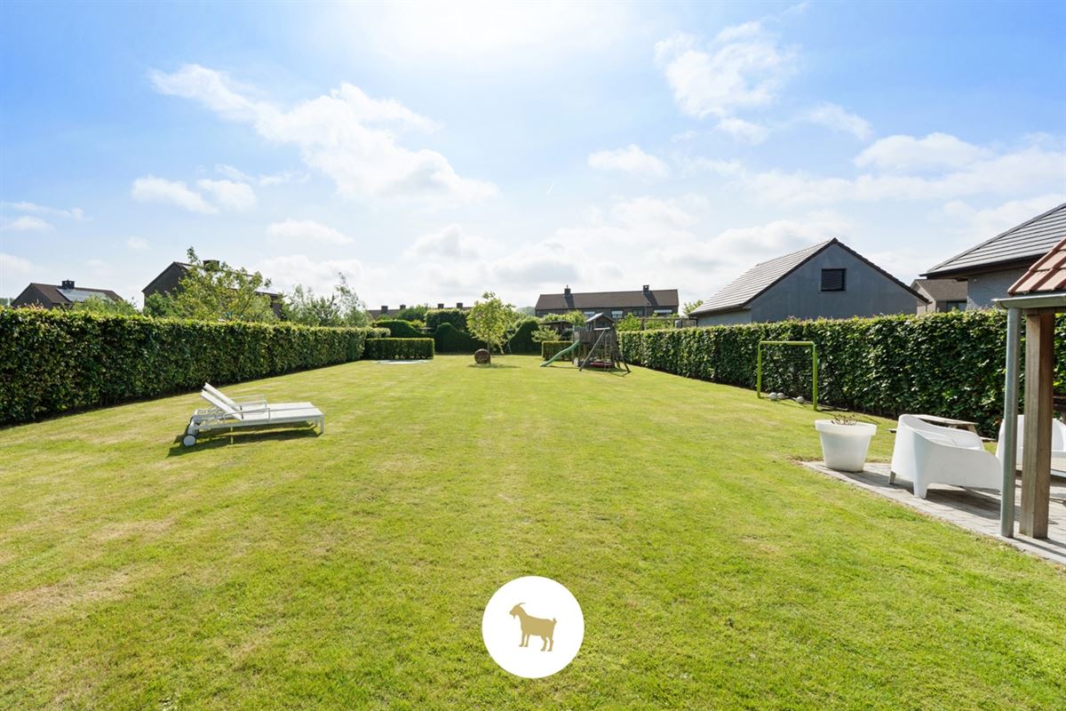 Ruime, INSTAPKLARE OPEN BEBOUWING met 3 SLAAPKAMERS, BUREAU en losstaande GARAGE op een PERCEEL van 1.180m²