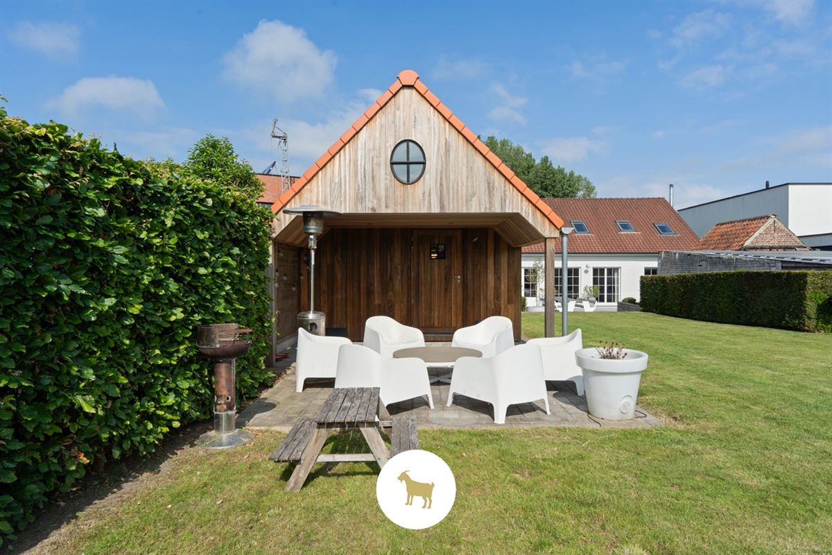 Ruime, INSTAPKLARE OPEN BEBOUWING met 3 SLAAPKAMERS, BUREAU en losstaande GARAGE op een PERCEEL van 1.180m²