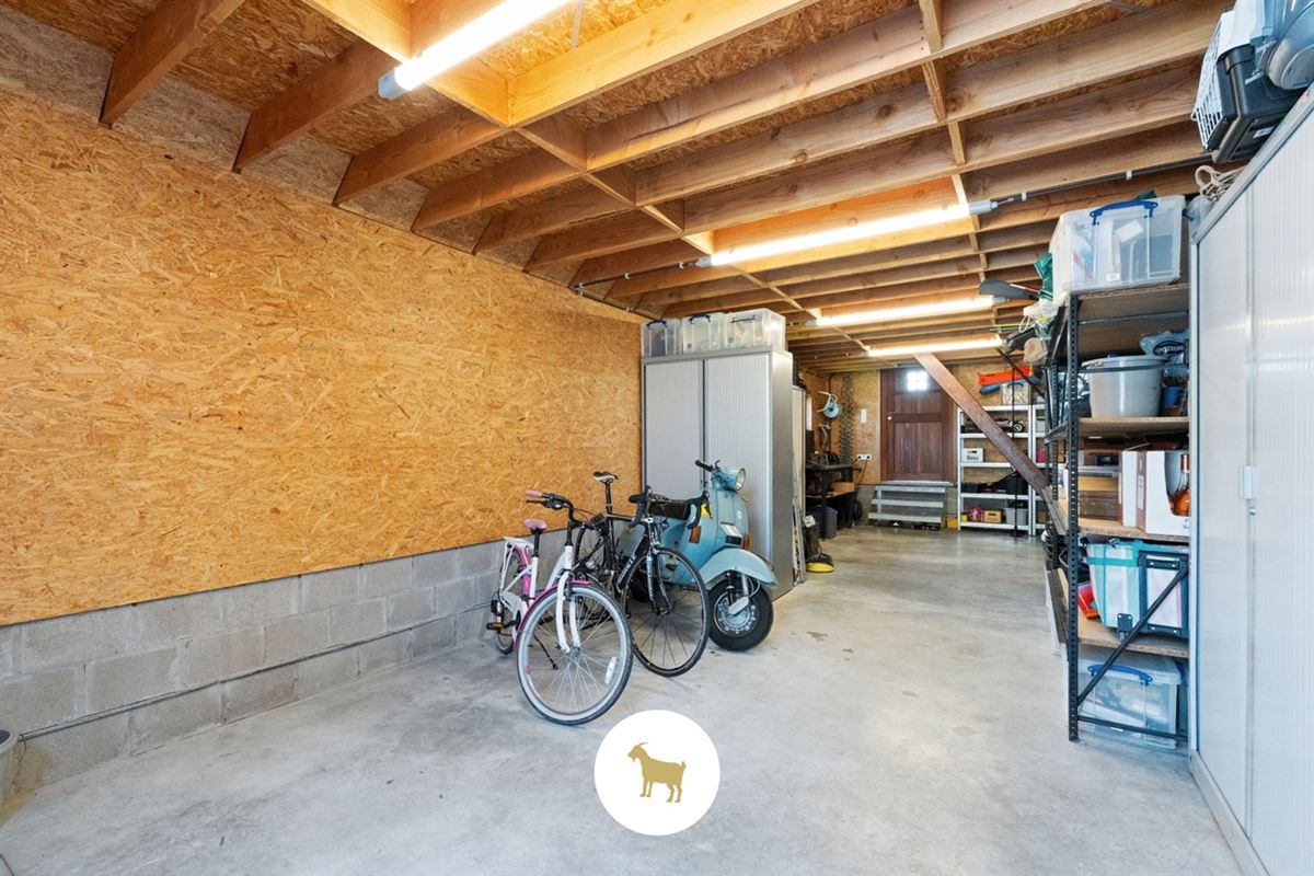 Ruime, INSTAPKLARE OPEN BEBOUWING met 3 SLAAPKAMERS, BUREAU en losstaande GARAGE op een PERCEEL van 1.180m²