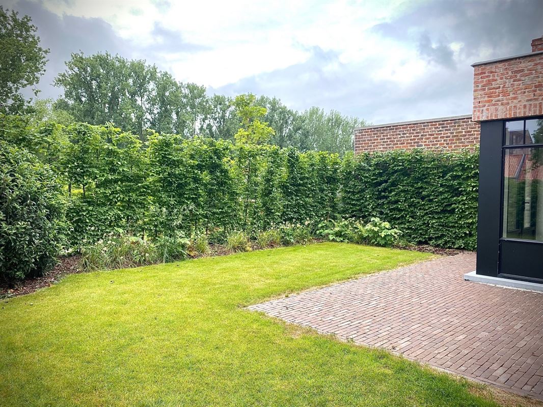 Charmante halfopen DORPSWONING met 3 SLAAPKAMERS, GARAGE, TUIN & ZONNIG TERRAS