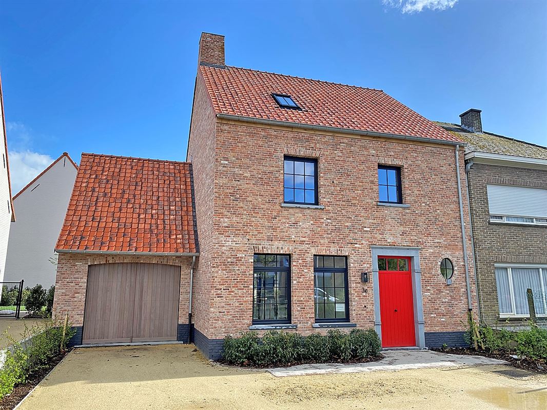 Charmante halfopen DORPSWONING met 3 SLAAPKAMERS, GARAGE, TUIN & ZONNIG TERRAS