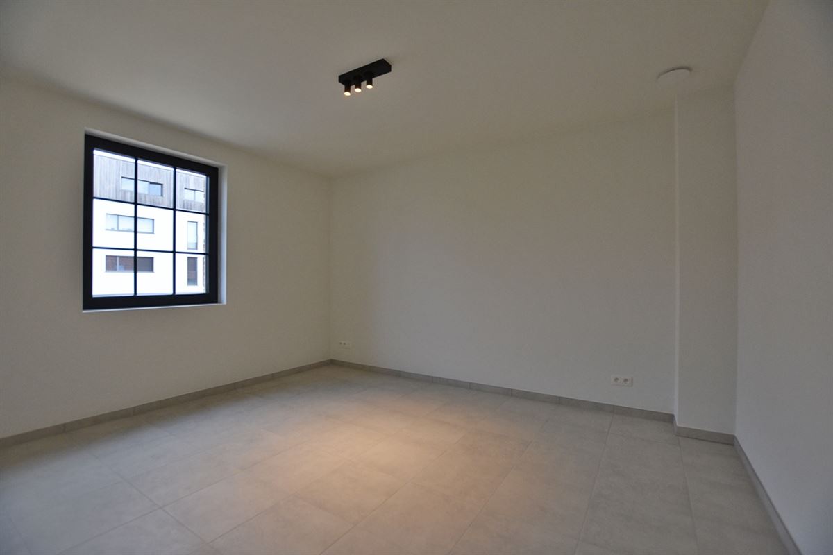 Charmante halfopen DORPSWONING met 3 SLAAPKAMERS, GARAGE, TUIN & ZONNIG TERRAS