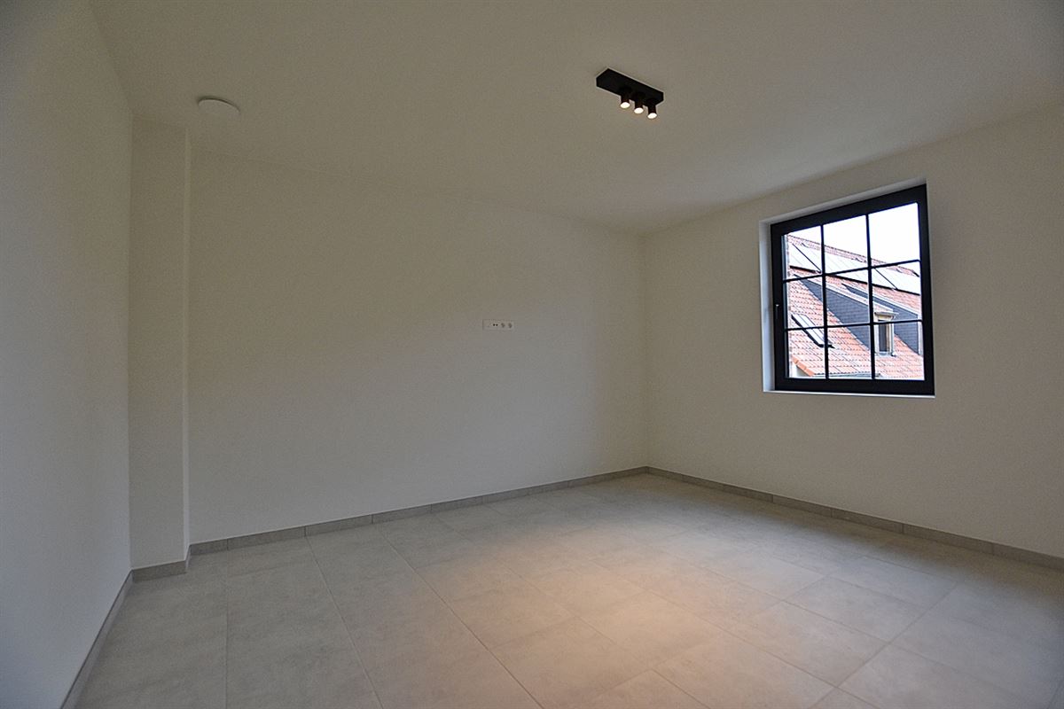 Charmante halfopen DORPSWONING met 3 SLAAPKAMERS, GARAGE, TUIN & ZONNIG TERRAS