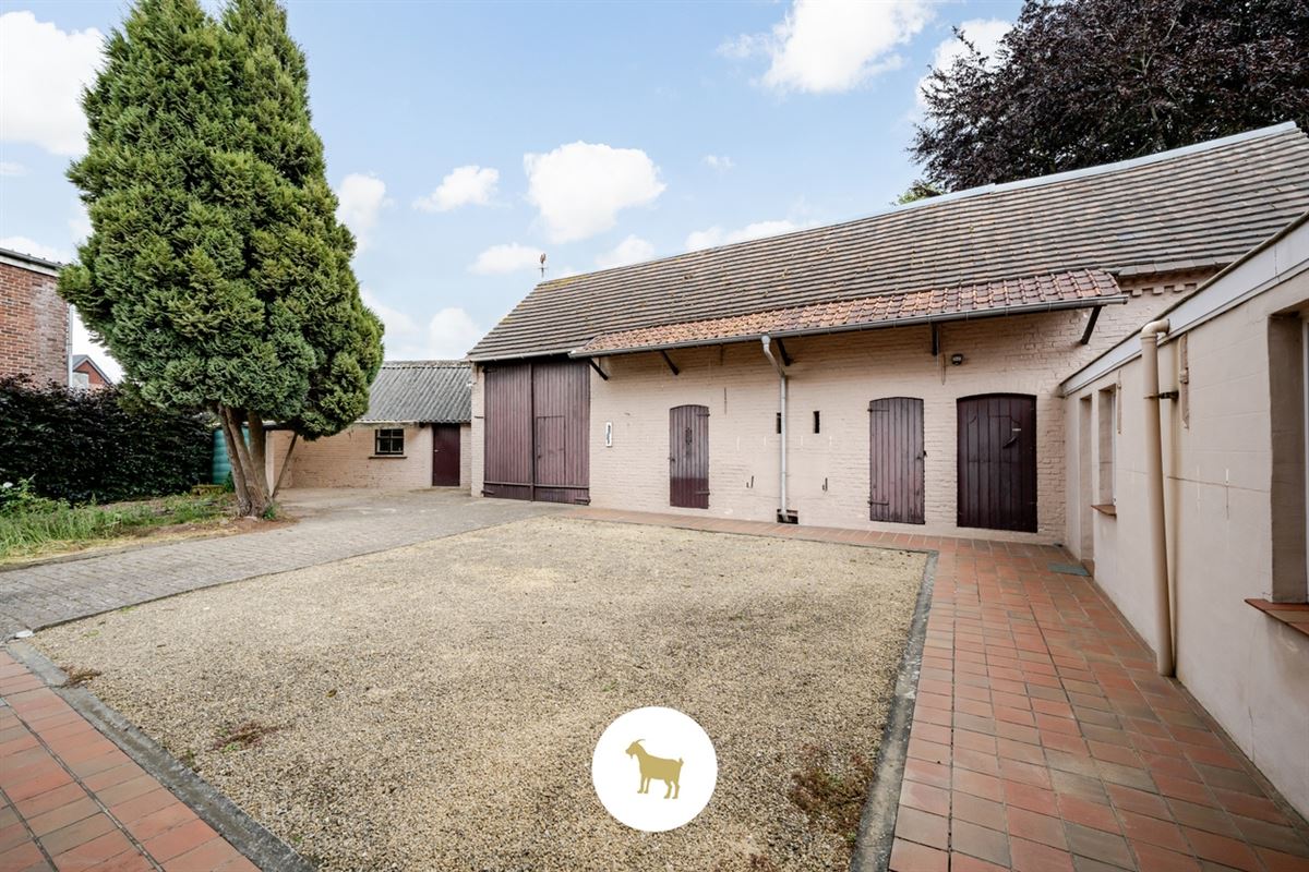 Ruime DORPSWONING met SCHUUR, BIJGEBOUW, BINNENKOER, TUIN & 4 (tot 5) SLAAPKAMERS, op een PERCEEL grond van ca. 920m²