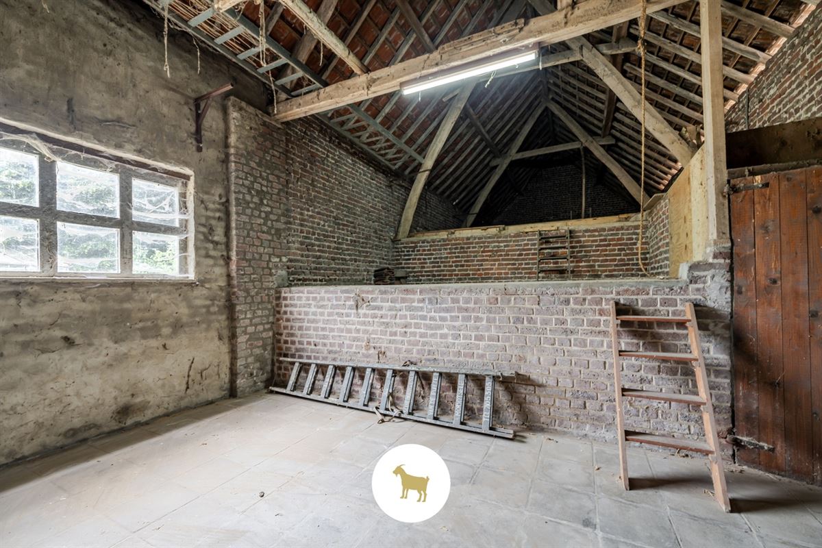 Ruime DORPSWONING met SCHUUR, BIJGEBOUW, BINNENKOER, TUIN & 4 (tot 5) SLAAPKAMERS, op een PERCEEL grond van ca. 920m²