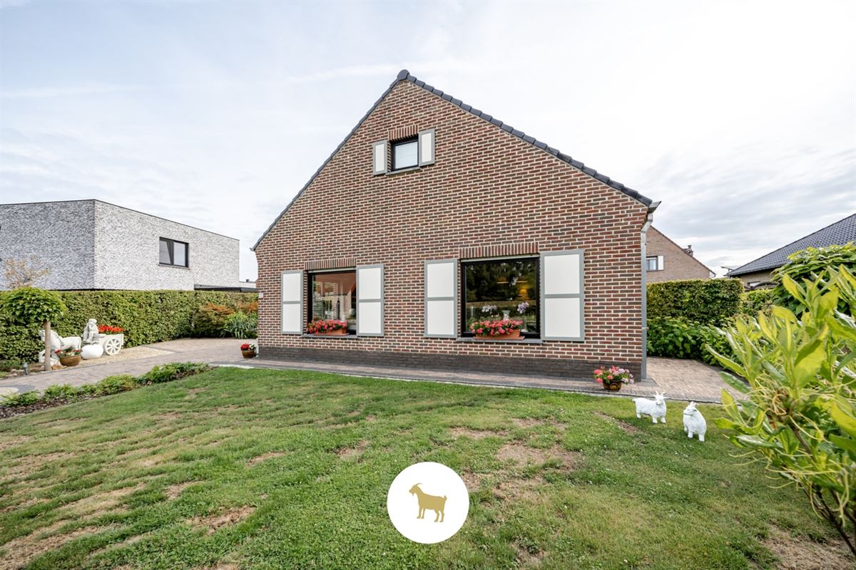 Instapklare LAAGBOUWVILLA met 3 slaapkamers, bureauruimte, veranda en garage op een ruim perceel van ca. 796 m²