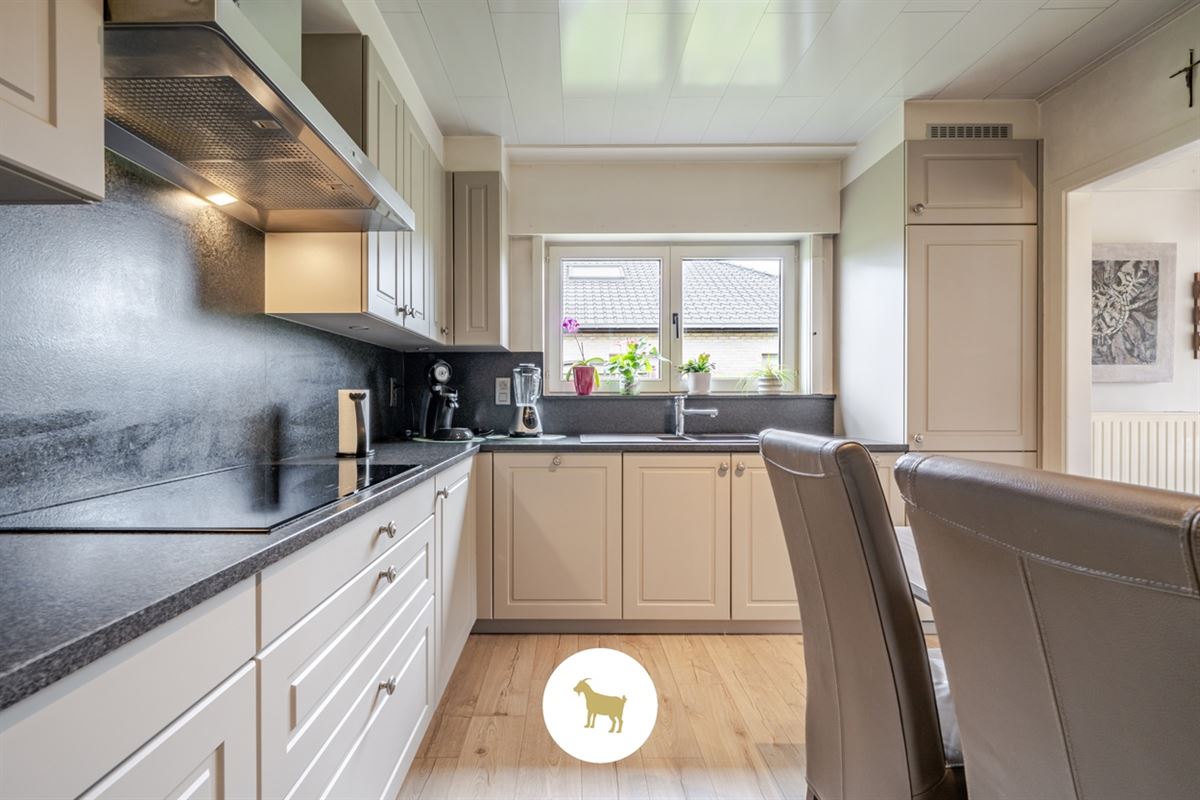 Instapklare LAAGBOUWVILLA met 3 slaapkamers, bureauruimte, veranda en garage op een ruim perceel van ca. 796 m²