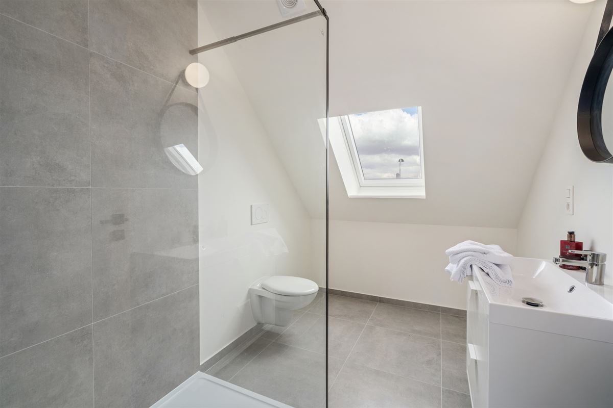 Stijlvolle, volledig gerenoveerde, INSTAPKLARE / WOONKLARE WONING (HOB) met 3 slaapkamers, 2 badkamers en garage op 756 m²