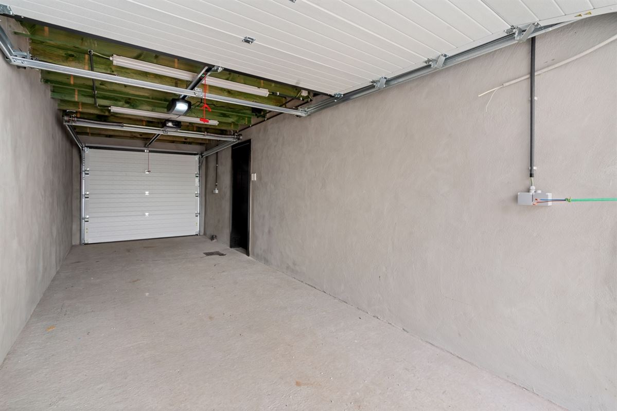 Stijlvolle, volledig gerenoveerde, INSTAPKLARE / WOONKLARE WONING (HOB) met 3 slaapkamers, 2 badkamers en garage op 756 m²