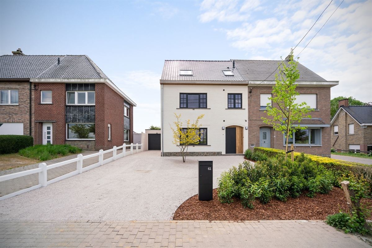 Stijlvolle, volledig gerenoveerde, INSTAPKLARE / WOONKLARE WONING (HOB) met 3 slaapkamers, 2 badkamers en garage op 756 m²