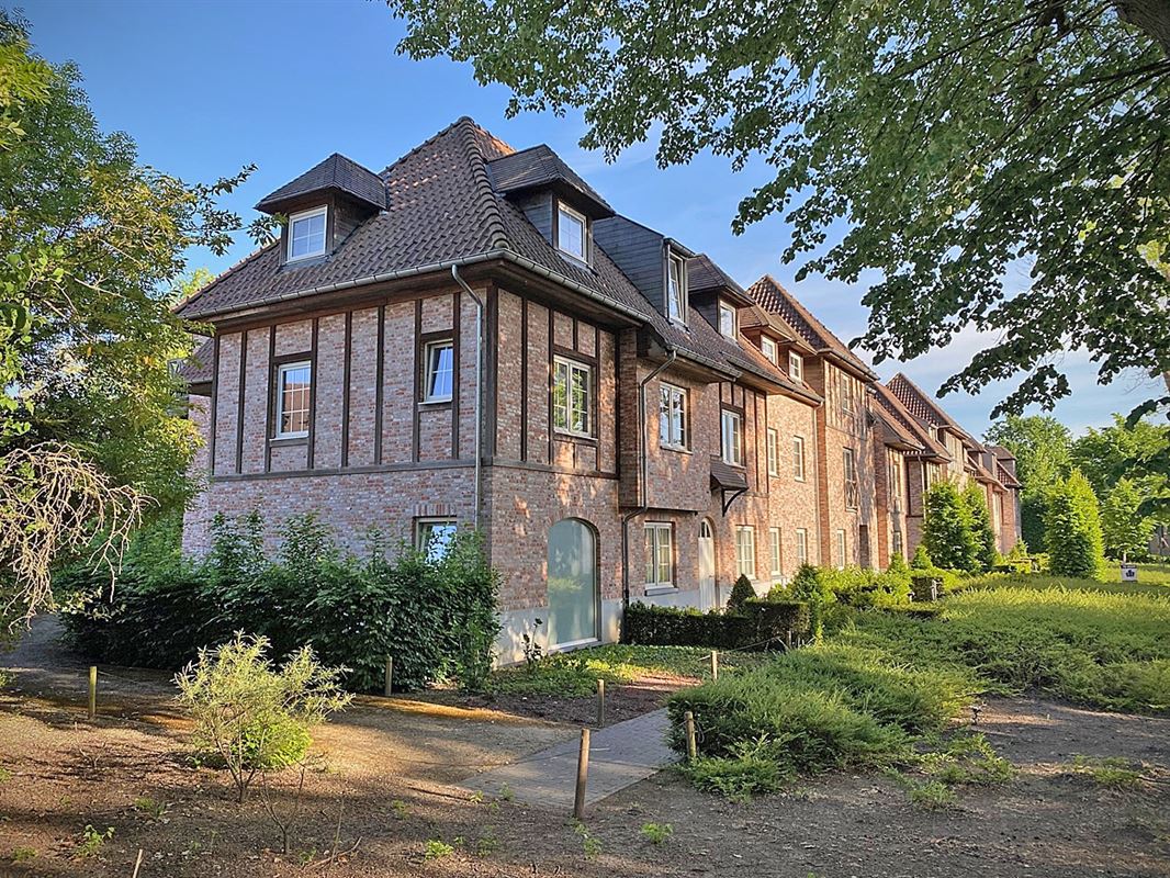 Gelijkvloers APPARTEMENT met 3 slpks, terras, kelderberging en overdekte autostaanplaats