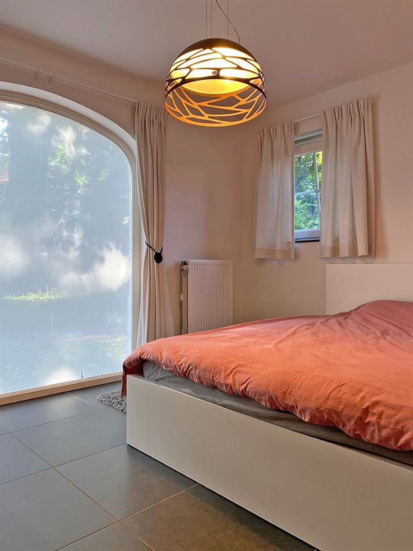 Gelijkvloers APPARTEMENT met 3 slpks, terras, kelderberging en overdekte autostaanplaats