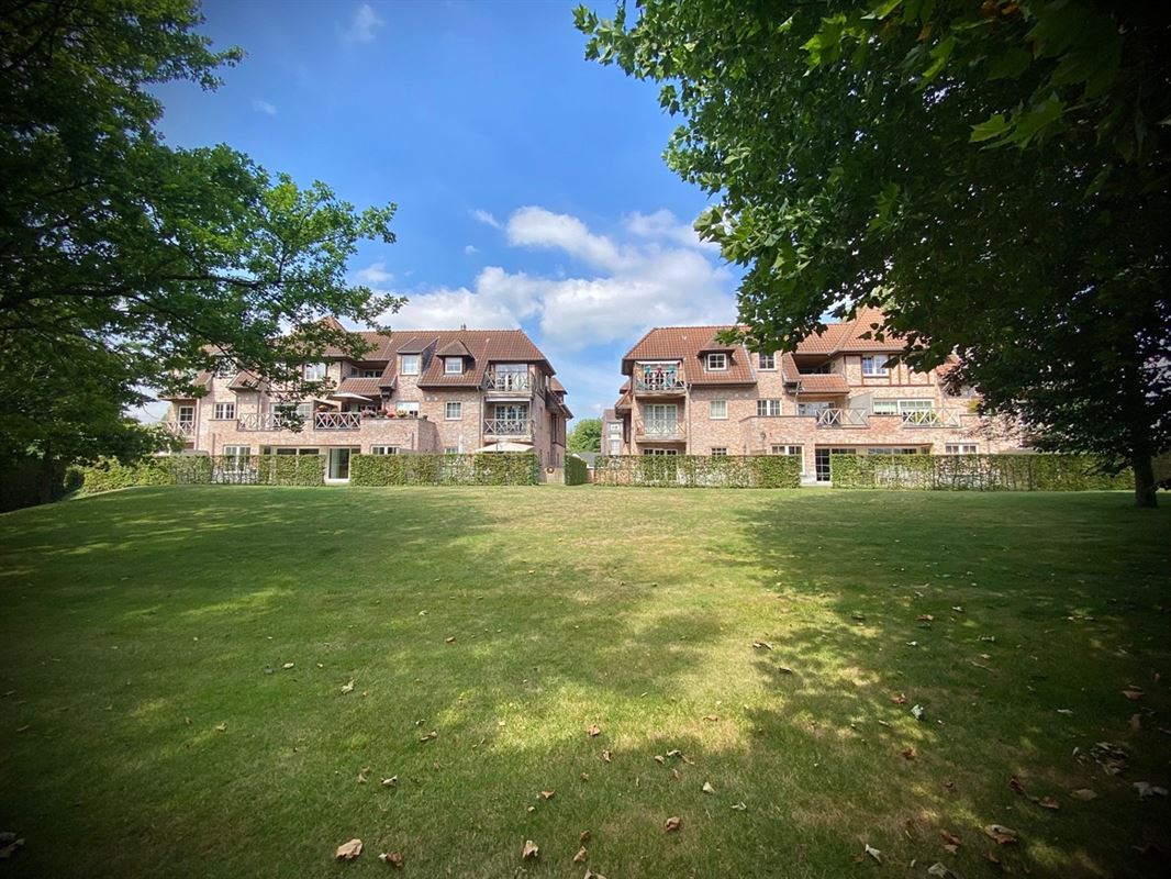 Gelijkvloers APPARTEMENT met 3 slpks, terras, kelderberging en overdekte autostaanplaats