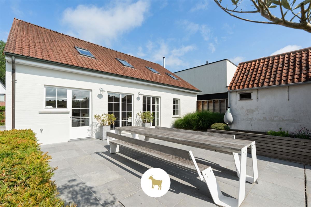 Ruime, INSTAPKLARE OPEN BEBOUWING met 3 SLAAPKAMERS, BUREAU en losstaande GARAGE op een PERCEEL van 1.180m²