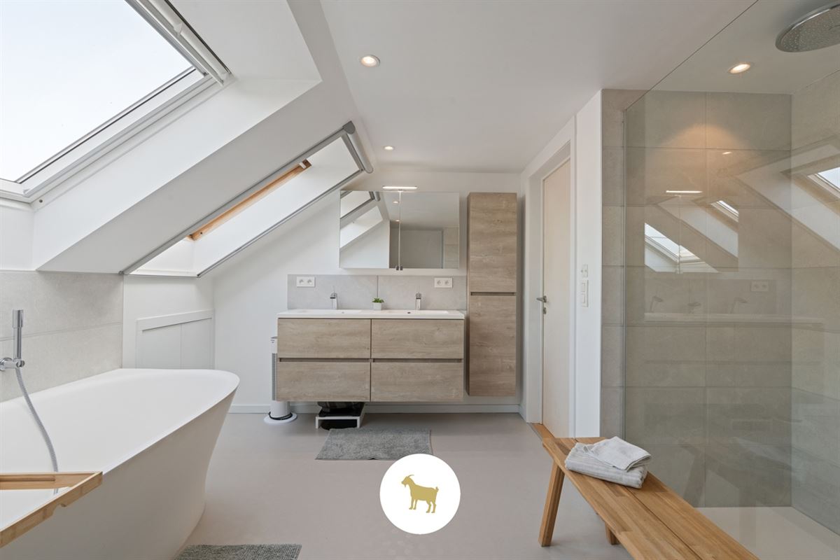 Ruime, INSTAPKLARE OPEN BEBOUWING met 3 SLAAPKAMERS, BUREAU en losstaande GARAGE op een PERCEEL van 1.180m²