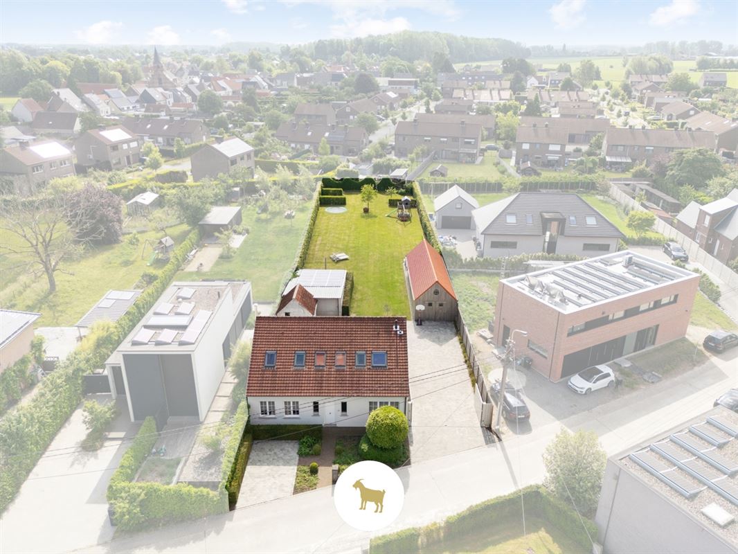 Ruime, INSTAPKLARE OPEN BEBOUWING met 3 SLAAPKAMERS, BUREAU en losstaande GARAGE op een PERCEEL van 1.180m²