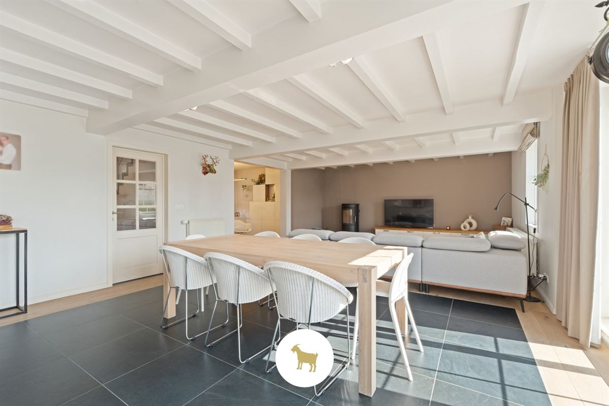 Ruime, INSTAPKLARE OPEN BEBOUWING met 3 SLAAPKAMERS, BUREAU en losstaande GARAGE op een PERCEEL van 1.180m²