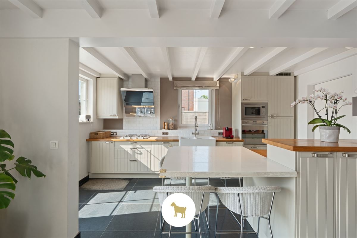 Ruime, INSTAPKLARE OPEN BEBOUWING met 3 SLAAPKAMERS, BUREAU en losstaande GARAGE op een PERCEEL van 1.180m²