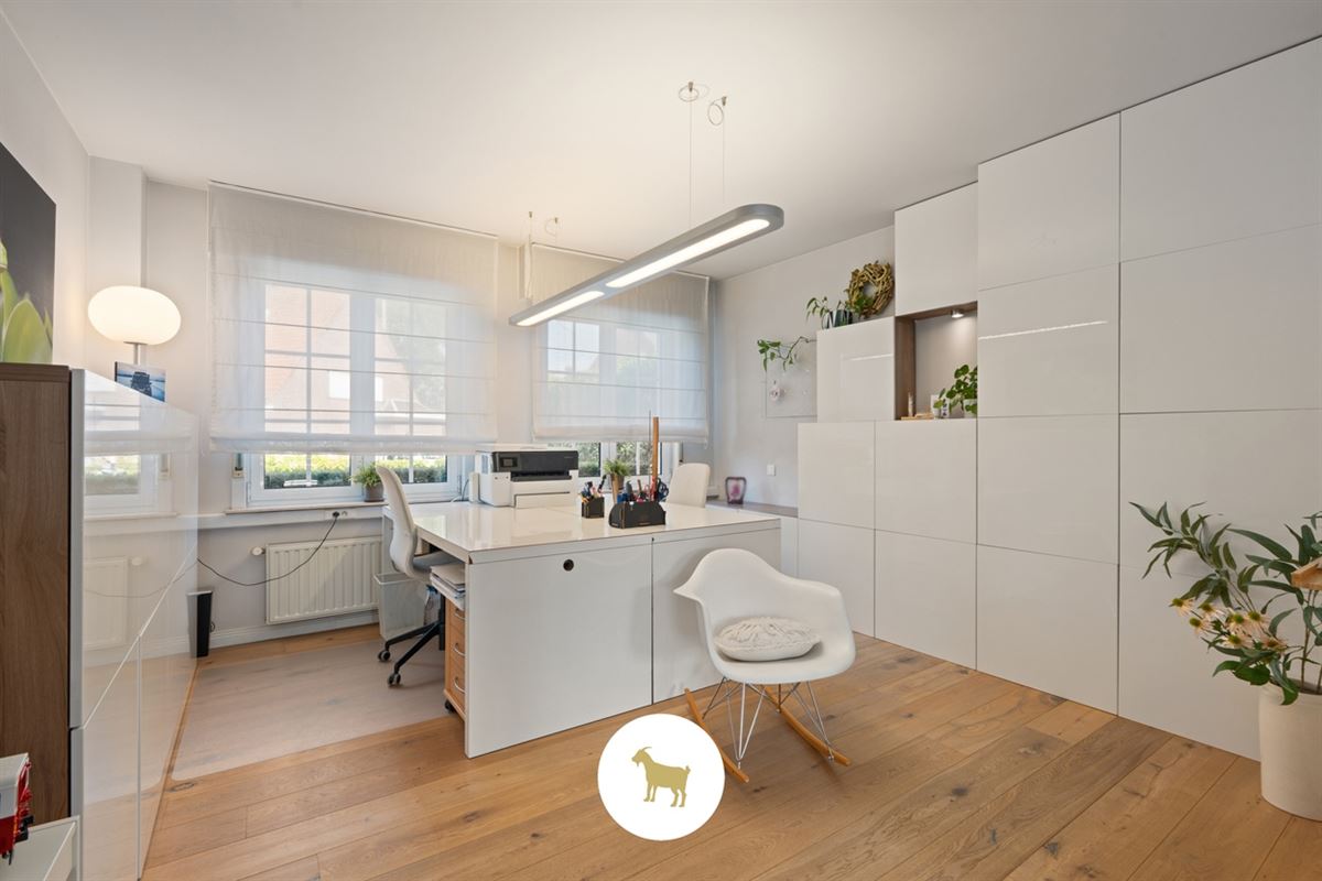 Ruime, INSTAPKLARE OPEN BEBOUWING met 3 SLAAPKAMERS, BUREAU en losstaande GARAGE op een PERCEEL van 1.180m²