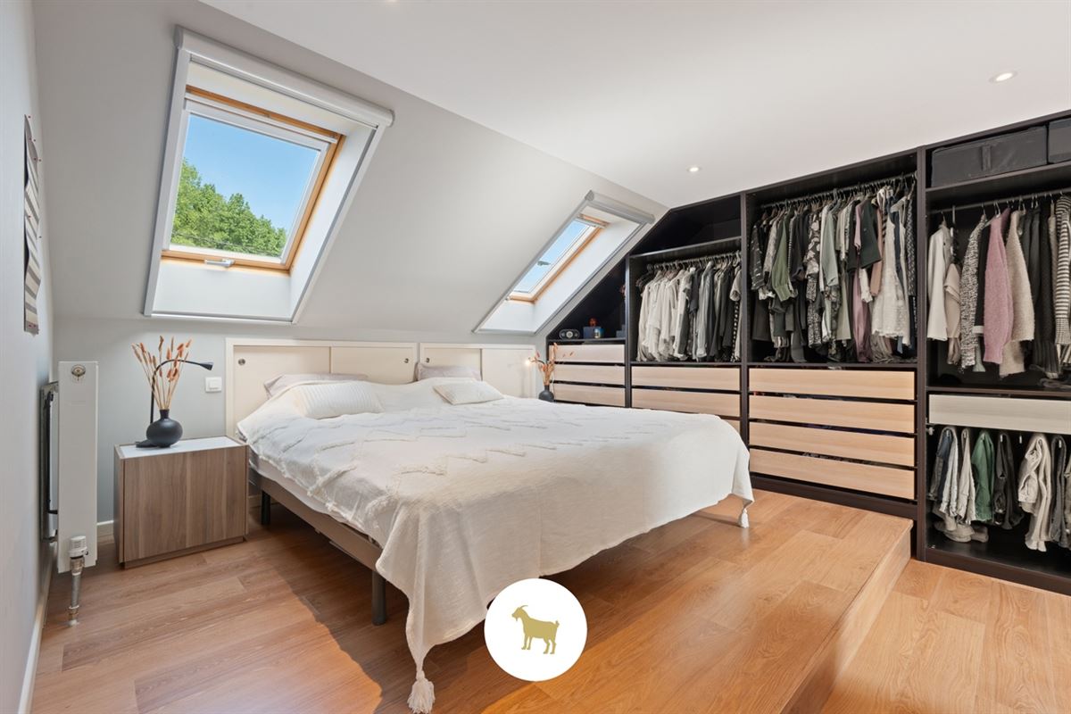 Ruime, INSTAPKLARE OPEN BEBOUWING met 3 SLAAPKAMERS, BUREAU en losstaande GARAGE op een PERCEEL van 1.180m²