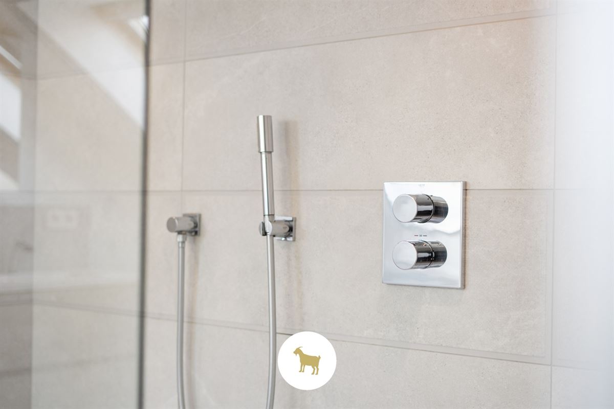 Ruime, INSTAPKLARE OPEN BEBOUWING met 3 SLAAPKAMERS, BUREAU en losstaande GARAGE op een PERCEEL van 1.180m²