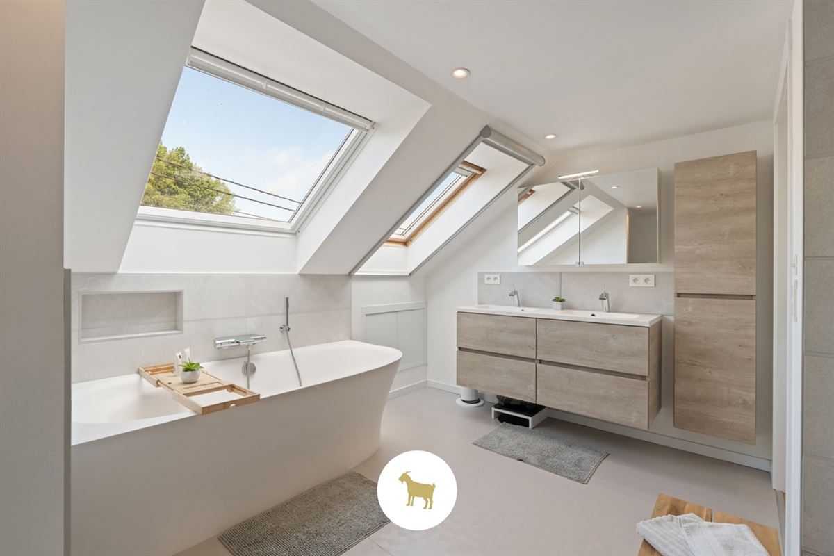 Ruime, INSTAPKLARE OPEN BEBOUWING met 3 SLAAPKAMERS, BUREAU en losstaande GARAGE op een PERCEEL van 1.180m²