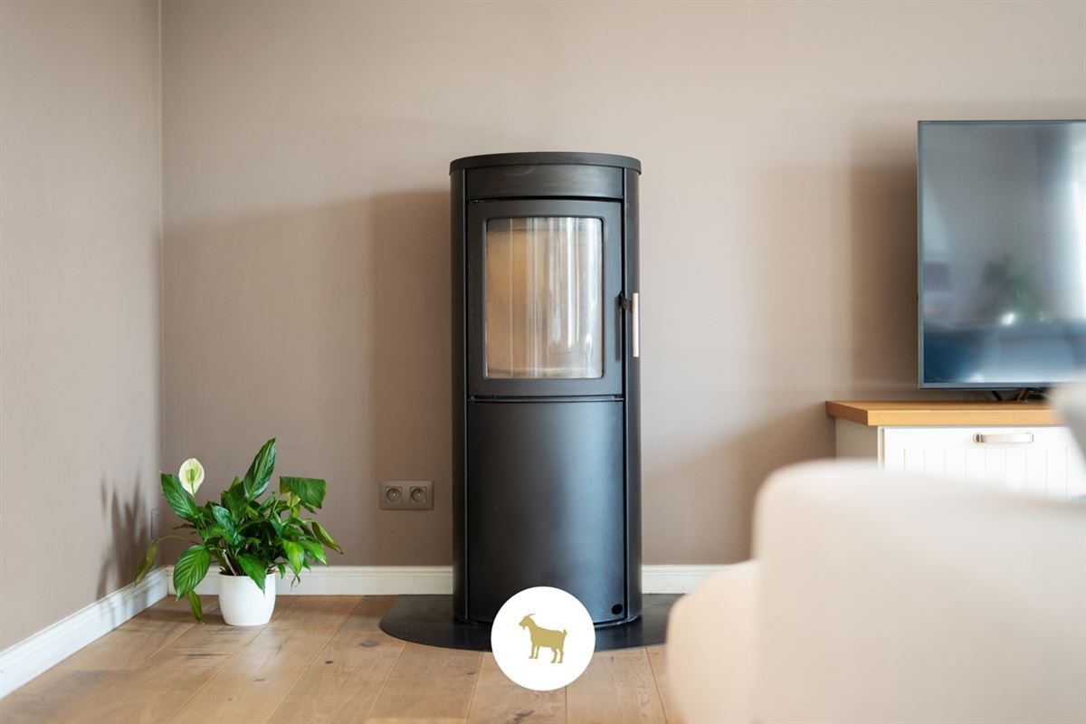 Ruime, INSTAPKLARE OPEN BEBOUWING met 3 SLAAPKAMERS, BUREAU en losstaande GARAGE op een PERCEEL van 1.180m²