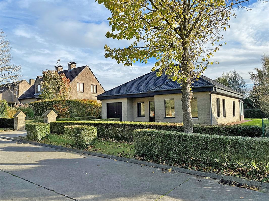 LAAGBOUWVILLA met 2 SLAAPKAMERS & GARAGE op een gunstig gelegen PERCEEL van 762m²