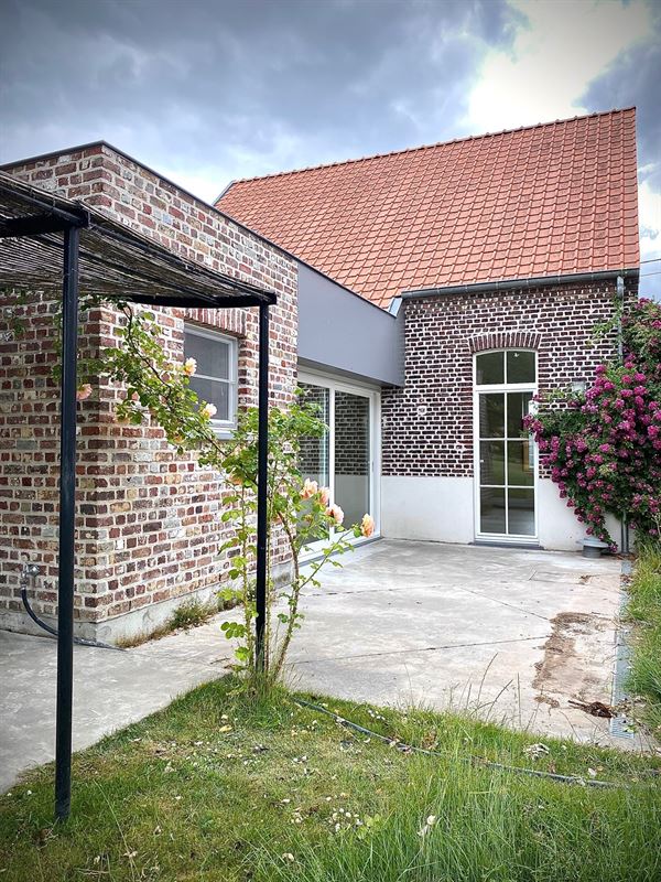 Charmante WONING (open bebouwing) met 3 SLAAPKAMERS, TUINTJE & TERRAS, zowel voor- als achteraan een OPEN GROEN ZICHT