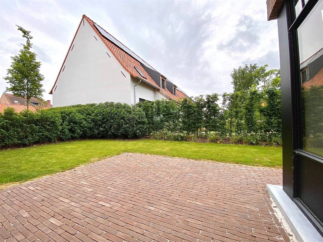 Charmante halfopen DORPSWONING met 3 SLAAPKAMERS, GARAGE, TUIN & ZONNIG TERRAS