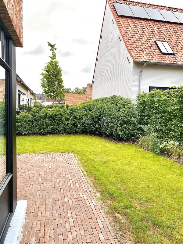 Charmante halfopen DORPSWONING met 3 SLAAPKAMERS, GARAGE, TUIN & ZONNIG TERRAS