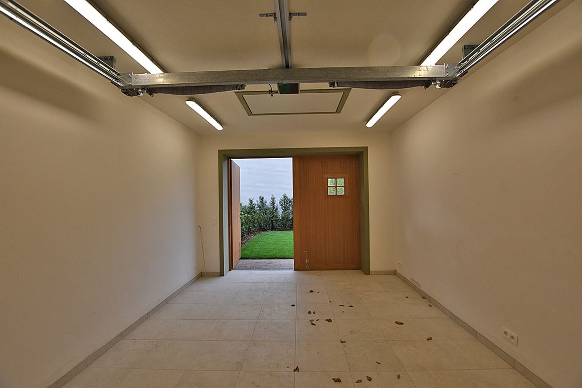 Charmante halfopen DORPSWONING met 3 SLAAPKAMERS, GARAGE, TUIN & ZONNIG TERRAS