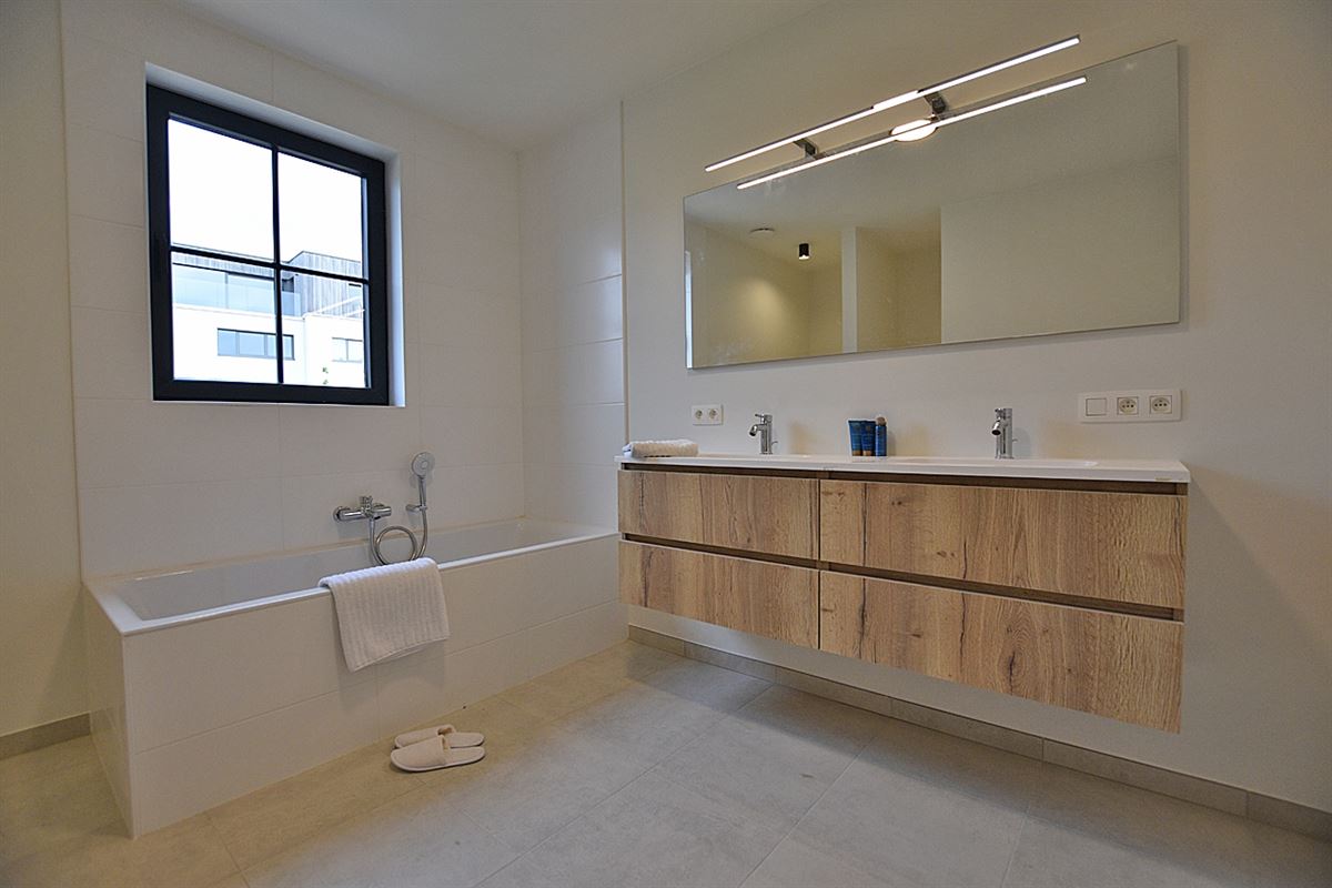 Charmante halfopen DORPSWONING met 3 SLAAPKAMERS, GARAGE, TUIN & ZONNIG TERRAS