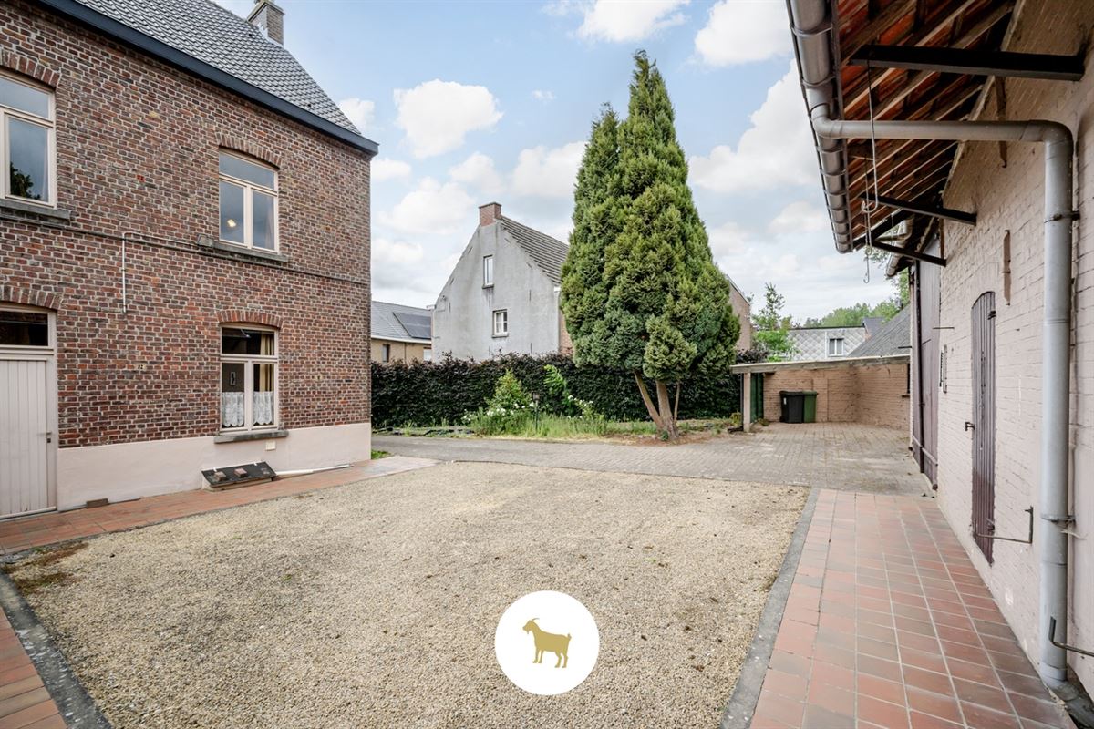 Ruime DORPSWONING met SCHUUR, BIJGEBOUW, BINNENKOER, TUIN & 4 (tot 5) SLAAPKAMERS, op een PERCEEL grond van ca. 920m²