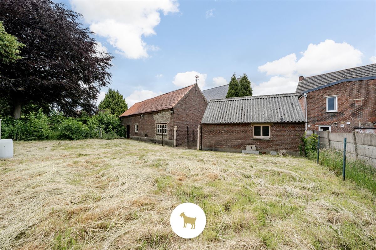 Ruime DORPSWONING met SCHUUR, BIJGEBOUW, BINNENKOER, TUIN & 4 (tot 5) SLAAPKAMERS, op een PERCEEL grond van ca. 920m²