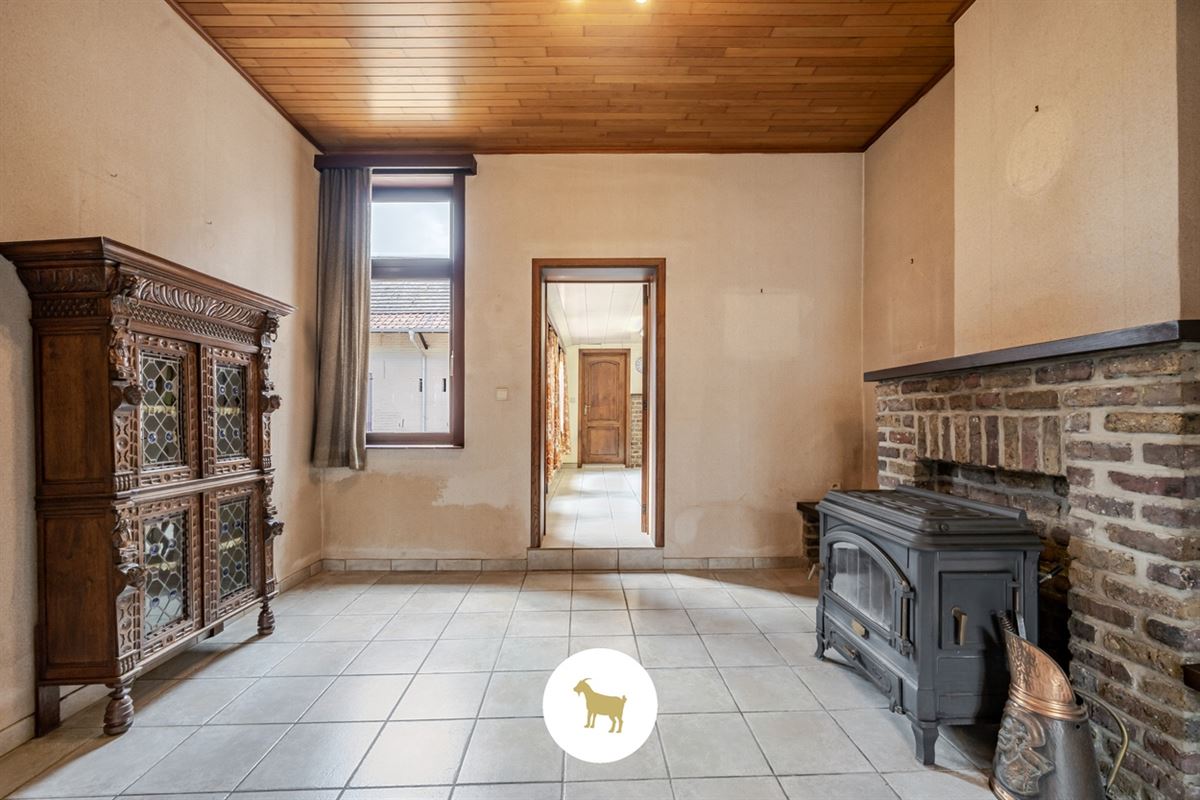 Ruime DORPSWONING met SCHUUR, BIJGEBOUW, BINNENKOER, TUIN & 4 (tot 5) SLAAPKAMERS, op een PERCEEL grond van ca. 920m²