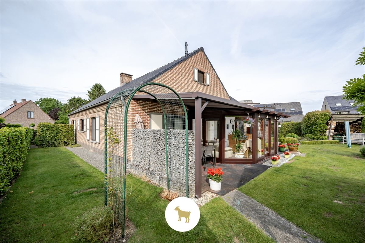 Instapklare LAAGBOUWVILLA met 3 slaapkamers, bureauruimte, veranda en garage op een ruim perceel van ca. 796 m²