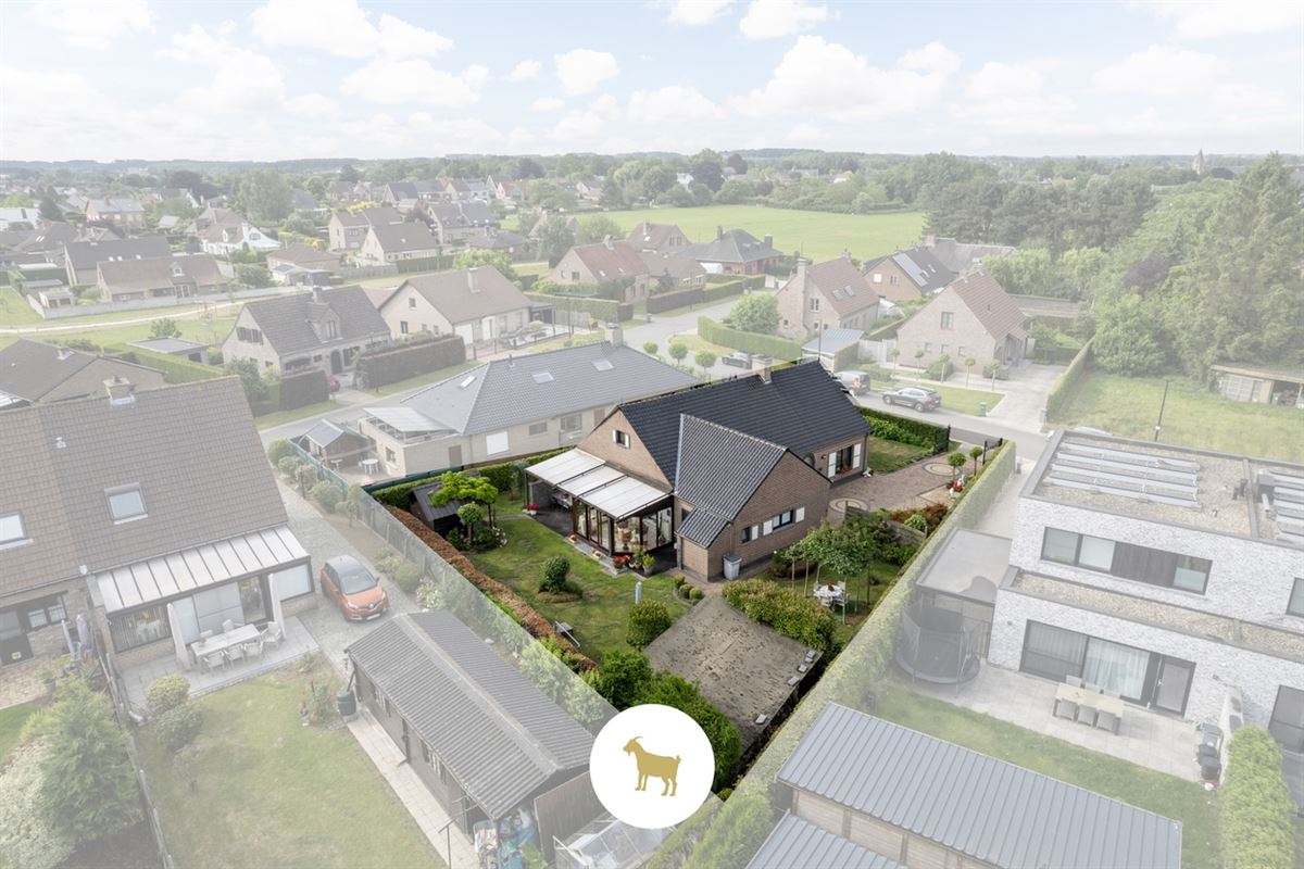 Instapklare LAAGBOUWVILLA met 3 slaapkamers, bureauruimte, veranda en garage op een ruim perceel van ca. 796 m²