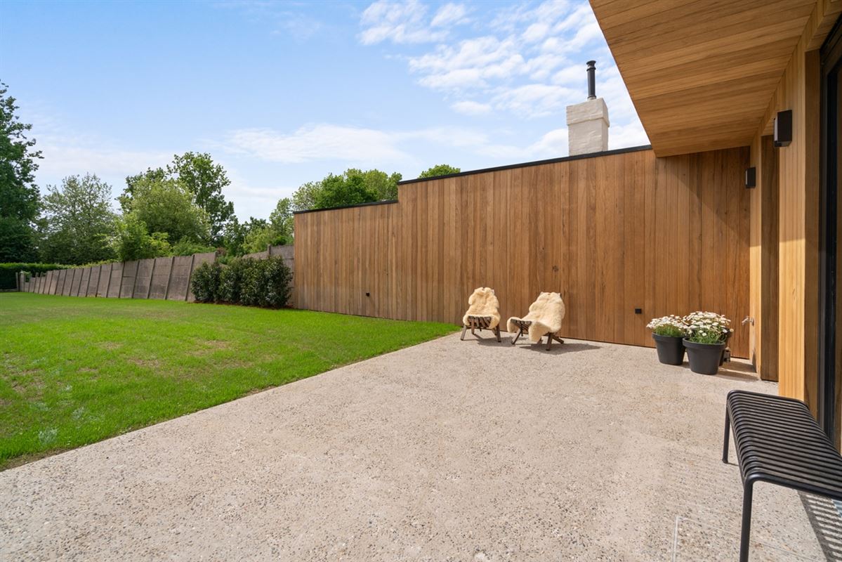 Stijlvolle, volledig gerenoveerde, INSTAPKLARE / WOONKLARE WONING (HOB) met 3 slaapkamers, 2 badkamers en garage op 756 m²