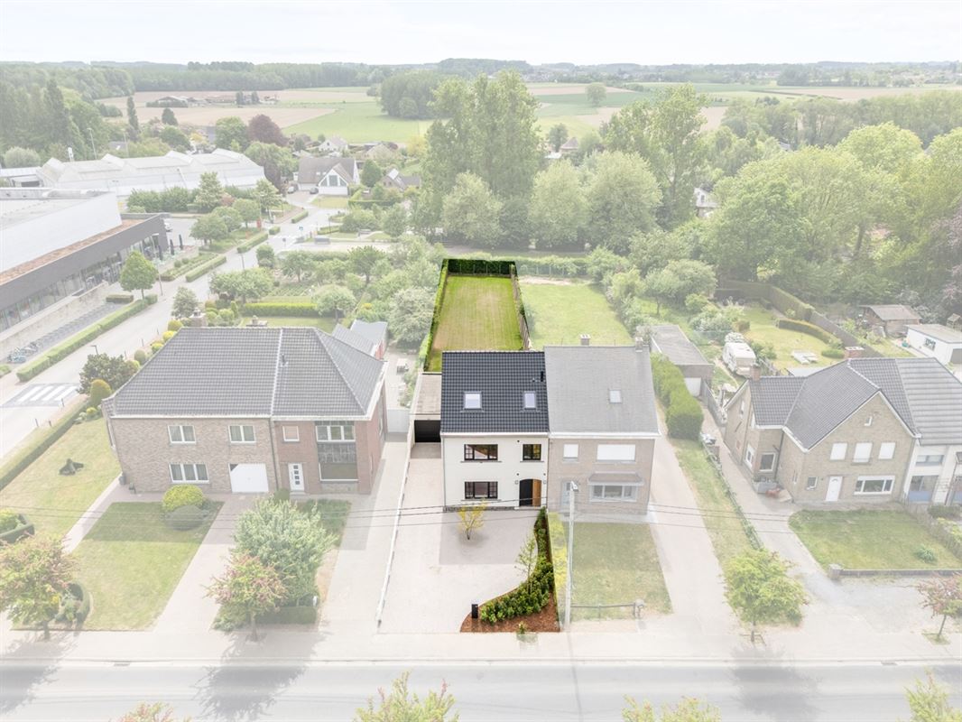 Stijlvolle, volledig gerenoveerde, INSTAPKLARE / WOONKLARE WONING (HOB) met 3 slaapkamers, 2 badkamers en garage op 756 m²