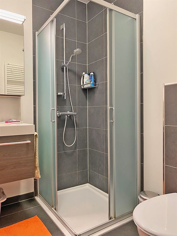 Gelijkvloers APPARTEMENT met 3 slpks, terras, kelderberging en overdekte autostaanplaats