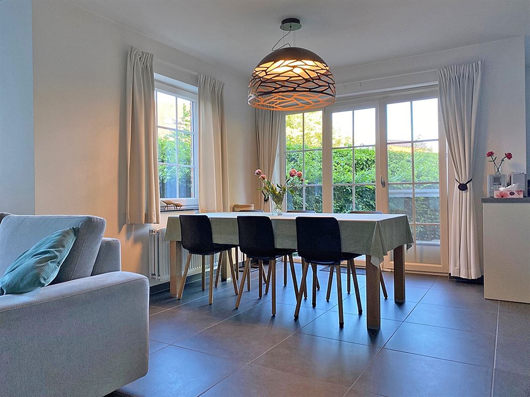 Gelijkvloers APPARTEMENT met 3 slpks, terras, kelderberging en overdekte autostaanplaats