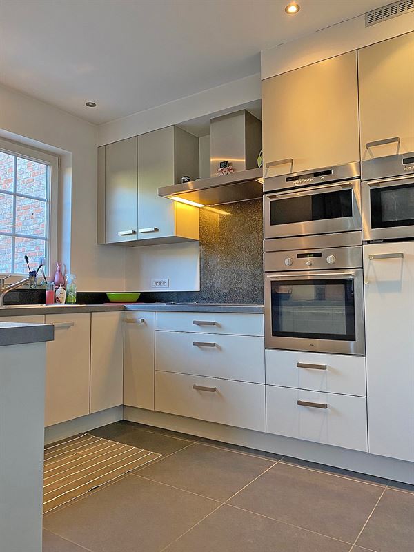 Gelijkvloers APPARTEMENT met 3 slpks, terras, kelderberging en overdekte autostaanplaats