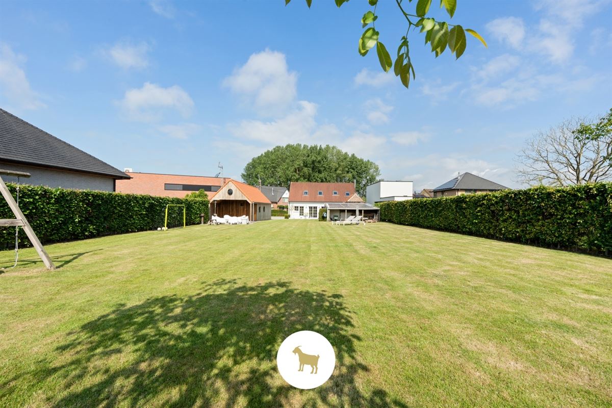 Ruime, INSTAPKLARE OPEN BEBOUWING met 3 SLAAPKAMERS, BUREAU en losstaande GARAGE op een PERCEEL van 1.180m²