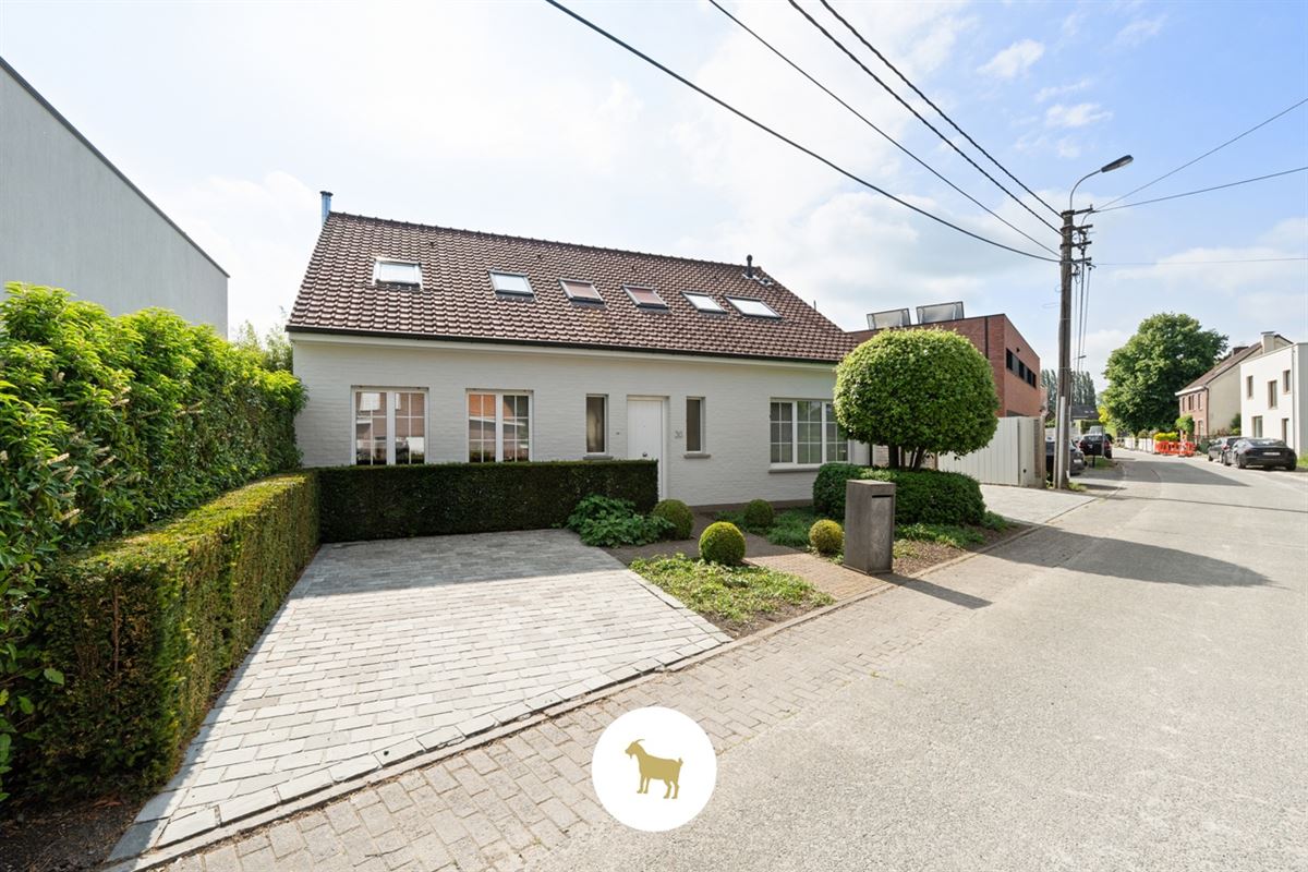 Ruime, INSTAPKLARE OPEN BEBOUWING met 3 SLAAPKAMERS, BUREAU en losstaande GARAGE op een PERCEEL van 1.180m²